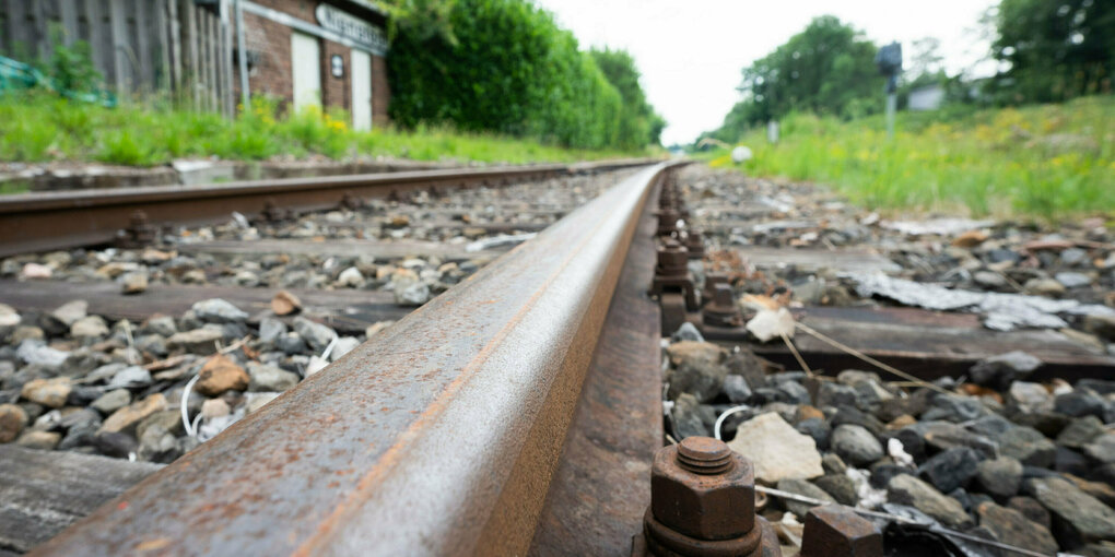 Bahnschienen im Grünen