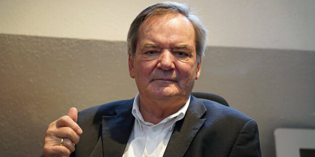 Rudolf Hickel, pensionierter Wirtschaftsprofessor der Universität Bremen, im Homeoffice in einem ausgebauten Spitzboden.