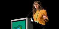 Lisa Becker, die Grünen-Spitzenkandidatin im Saarland, bei einer Rede in Saarbrücken.