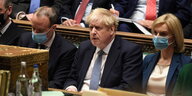 Boris Johnson sitzt in der Reihe im Parlament