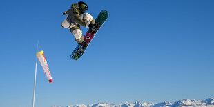 Annika Morgan hoch in der Luft bei einem Sprung beim Slopestyle