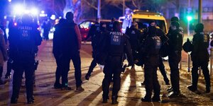 Polizisten stehen vor Coronaprotestierenden Mitte Januar in Dresden.