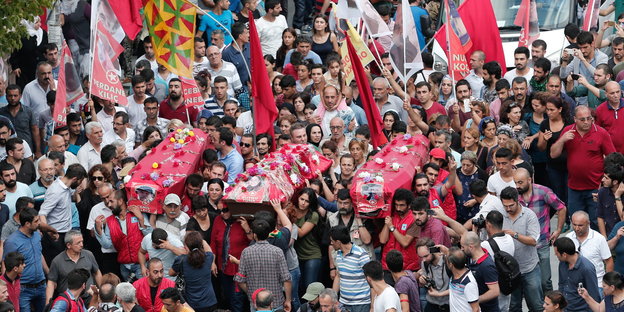Särge der Opfer von Suruç werden durch Istanbul getragen