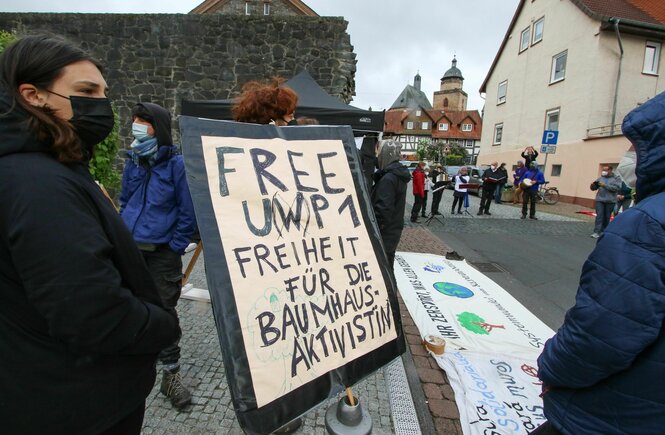 Demonstranten mit Plakat