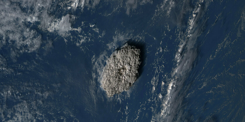 eine gewaltige Aschewolke steigt aus dem Meer auf