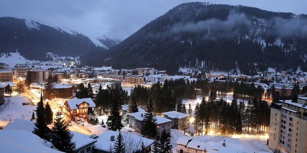 Blick auf Davos in der Abenddämmerung, es liegt Schnee