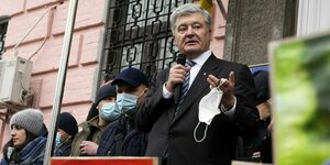 Petro Poroschenko spricht vor Anhängern vor einem Gerichtsgebäude