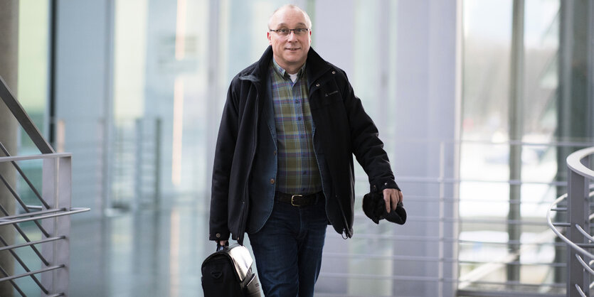 Jens Maier im Bundestag mit Aktentasche