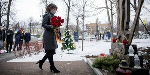 Baerbock legt einen Rosenstrauß an einem Denkmal in Kiew ab