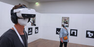 Besucher eines Kunstmuseums in Stuttgart stehen mit aufgesetzten Virtual-Reality-Brillen in einem Raum in welchem lediglich QR-Codes an den Wänden hängen. Bei der "Artiality" kann das Publikum virtuell in Gemälde eintreten