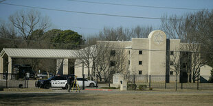 Ein Polizeiauto steht vor der Congregation beth Israel Synagige in Colleyville, Texas