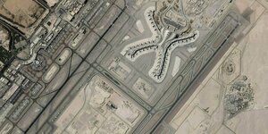 Eine Satellitenaufnahme des Flughafens von Abu Dhabi