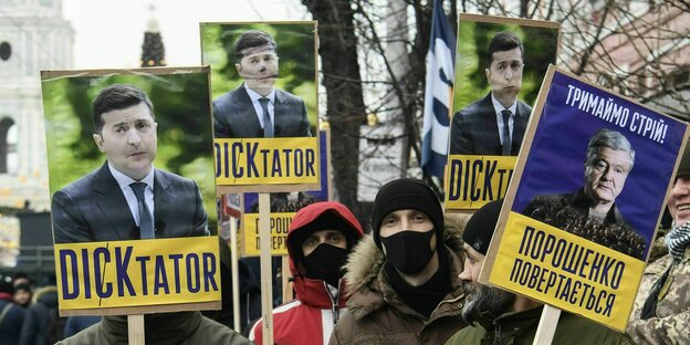 Anti-Selenski Plakate mit seinem Portrait: Dicktator