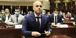 Dimitar Kovacevski sitzt im Parlament
