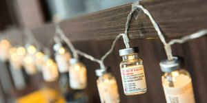 Eine Lichterkette aus leeren Impfdosen