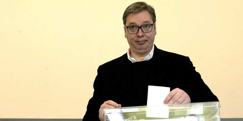 Präsident Aleksandar Vucic gibt seine Stimme ab