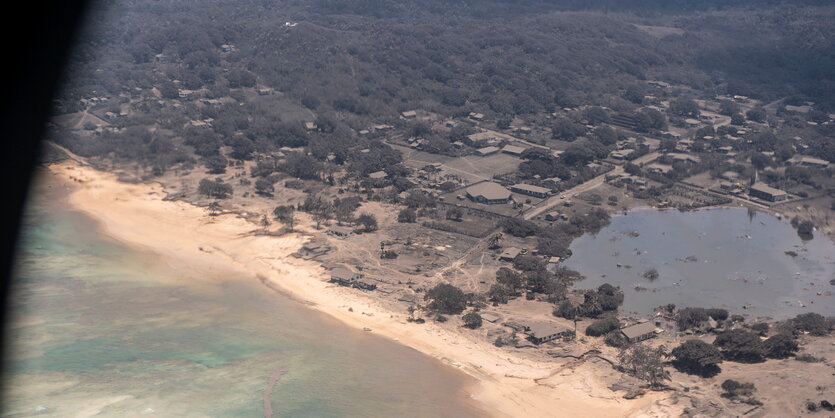 der Blick aus dem Flugzeug auf die Insel Nomuka