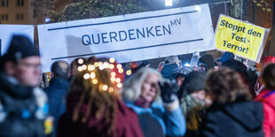 teilnehmer:innen einer Demonstration gegen die Coronamaßnahmen in einer Innenstadt