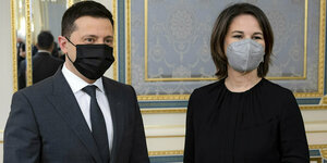 Annalena Baerbock Seite an Seite mit dem ukrainischen Präsidenten Selenski