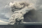 Große Rauch und Aschewolke steht über dem Vulkan