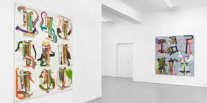 Links im Bild hängt Fiona Raes Gemälde "Untitled (nine on green)", das gemetrisch angeordnete, jedoch abstrakt-organische Formationen aus bunter Malfarbe auf hellem Grund zeigt; rechts im Hintergrund das Gemälde "Untitled (six on grey 1)"