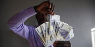 Afrikaner mit Bündel Geldscheine