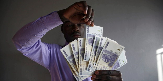 Afrikaner mit Bündel Geldscheine