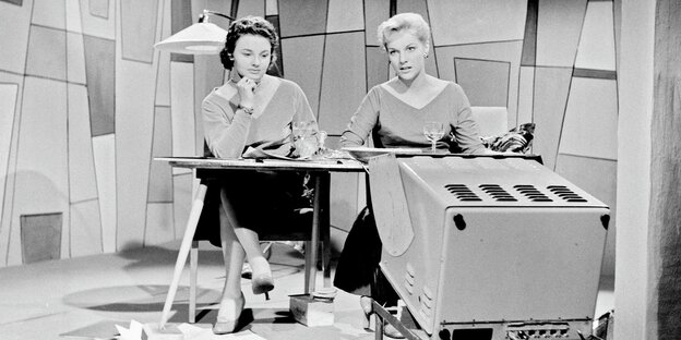 Archivbild von zwei Frauen in einem Fernsehstudio, schwarzweiß