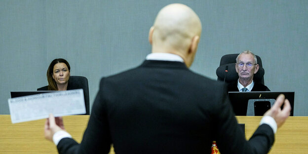 Anders Behring Breivik steht vor den Richtern und gestikuliert