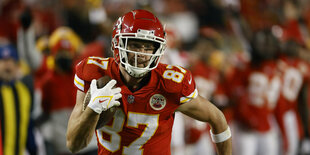 Travis Kelce beim Sprint mit dem Football in der Hand