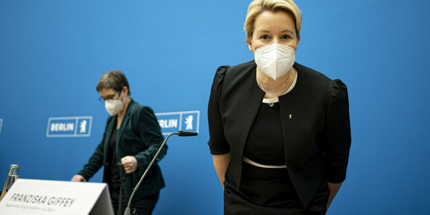 Das Foto zeigt Berlins Regierende Bürgermeisterin Franziska Giffey (SPD) und Gesundheitssenatorin Ulrike Gote (Grüne).