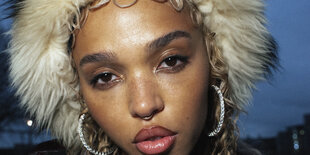 FKA twigs blickt skeptisch in die Kamera