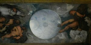 Ansicht des Deckengemäldes: Pluto, antiker Gott der Unterwelt, der mit Neptun und Jupiter um eine Weltkugel in der Mitte kreist