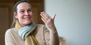 Lena Kreck, die neue Justizsenatorin, gestikuliert mit der Hand