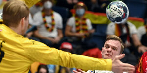 Der deutsche Handballspieler Timo Kasting wirft den Ball