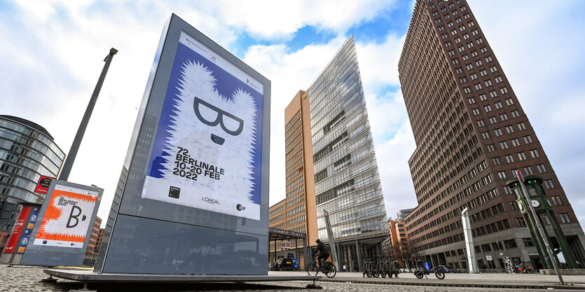 Ein Plakat der 72. Berlinale vor den Hochhäusern des Potsdamer Platzes.