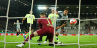 Dortmunds Torwart Gregor Kobel greift ins Leere, St. Paulis Etienne Amenyido bugsiert den Ball ins Tor