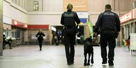 Polizistin und Polizist partroullieren, zusammen mit einem Polizeihund, im Chemnitzer Hauptbahnhof