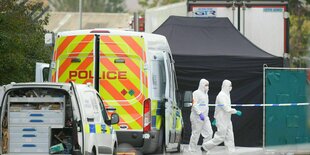 Forensische Ermittler im Industriegebiet in Essex