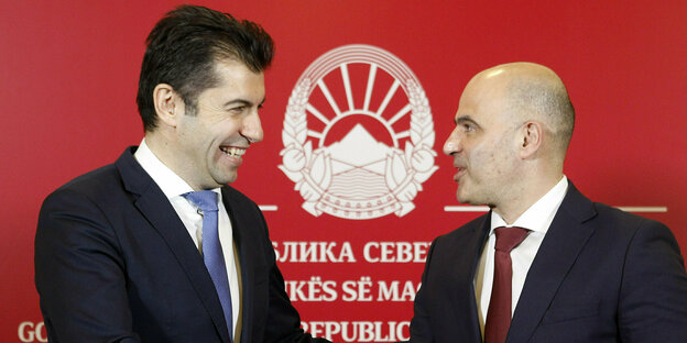 Boris Grdanoski und Kiril Petkow geben sich die Hand