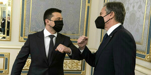 Wolodymyr Selenskyi begrüßt mit dem Ellenbogengruß Antony Blinken , Außenminister der USA