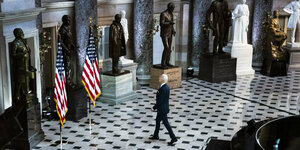 Biden in der Einganghalle zwischen den Statuen im Capitol