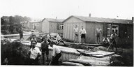 Zwangsarbeiter bei Aufräumarbeiten im Lager nach einem Luftangriff in Berlin Haselhorst