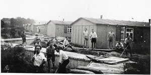 Zwangsarbeiter bei Aufräumarbeiten im Lager nach einem Luftangriff in Berlin Haselhorst