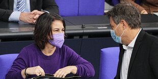 Annalena Baerbock spricht mit Robert Habeck im Bundestag