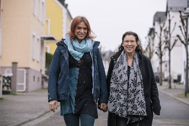 Esther und Steffi Lau halten Händchen