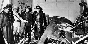 zerstörter Kartentisch nach dem Stauffenberg-Attentat