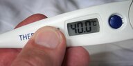 Fieberthermometer zeigt 40 Grad Celsius an