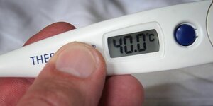 Fieberthermometer zeigt 40 Grad Celsius an