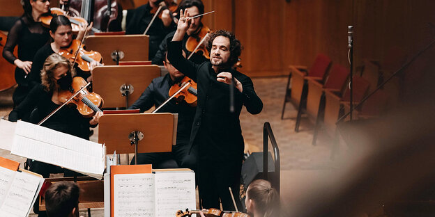 Jonathan Stockhammer dirgiert das Deutsche Symphonie-Orchester Berlin